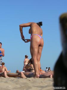 Девахи на пляже топлесс - фото #60