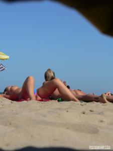 Девахи на пляже топлесс - фото #7