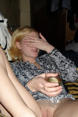 Young Wife's Naked Pussy — photo 6