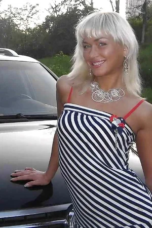 Russian MILF Poses Erotically in Public — photo 1