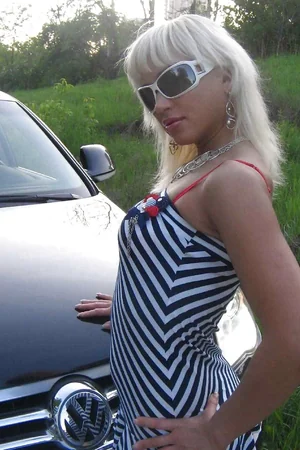 Russian MILF Poses Erotically in Public — photo 2