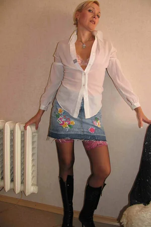 Irina Pleasures Her Pussy — photo 1