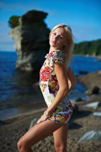 Эротические пляжные фотографии с молодой блондинкой, которая изящно разделась, сняв с себя летнее платье - фото #2