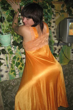Tipsy Russian flirt poses in a silk dress and black hat — photo 2