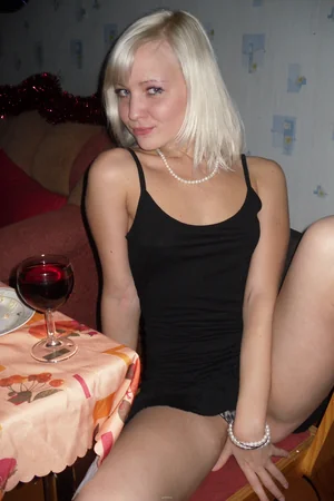 Young blonde babe takes home selfies and shows off her perky tits — photo 17