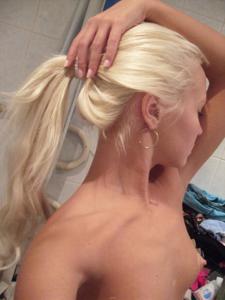 Молоденькая блондинка часто делает селфи дома и красуется перед зрителями топлес - фото #21