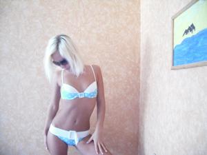 Молоденькая блондинка часто делает селфи дома и красуется перед зрителями топлес - фото #40