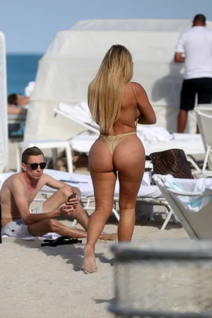 Glamorous Anastasia Kvitko Sunbathes in Beige Swimsuit — photo 16