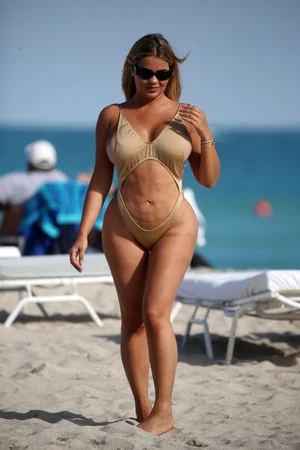 Glamorous Anastasia Kvitko Sunbathes in Beige Swimsuit — photo 35