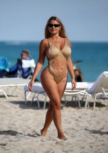 Гламурная модель Анастасия Квитко с потрясающей фигурой загорает на пляже в бежевом купальнике - фото #40