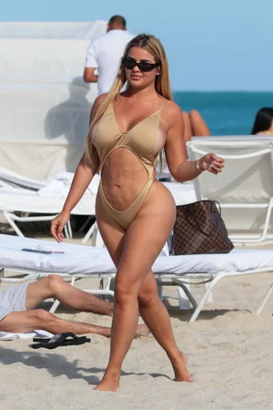 Glamorous Anastasia Kvitko Sunbathes in Beige Swimsuit — photo 6