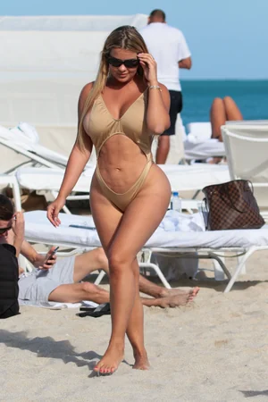 Glamorous Anastasia Kvitko Sunbathes in Beige Swimsuit — photo 8