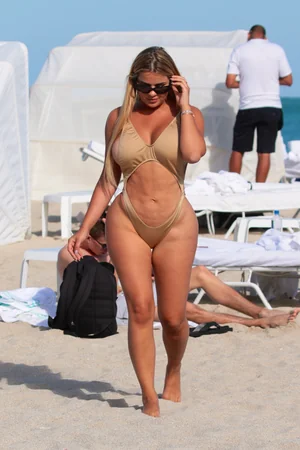 Glamorous Anastasia Kvitko Sunbathes in Beige Swimsuit — photo 9