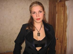 Молодая русская блонда выложила в сеть свои откровенные снимки - фото #31