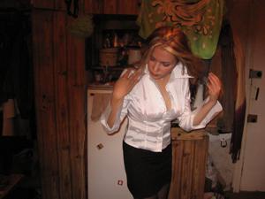 Молодая русская блонда выложила в сеть свои откровенные снимки - фото #6