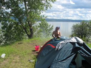Брюнетка отдыхает с мужем в палатке и другие фото с ней - фото #12