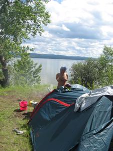 Брюнетка отдыхает с мужем в палатке и другие фото с ней - фото #15