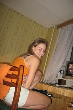 Newlyweds Get Down in Empty Apartment — photo 32