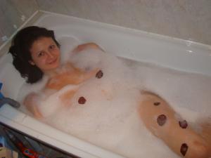 Русская сисястая девушка купается в ванной, мечтая о большом пенисе - фото #4