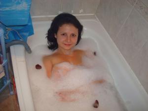Русская сисястая девушка купается в ванной, мечтая о большом пенисе - фото #5