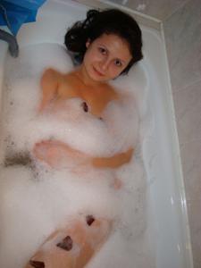 Русская сисястая девушка купается в ванной, мечтая о большом пенисе - фото #6