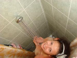 Русская сисястая девушка купается в ванной, мечтая о большом пенисе - фото #7