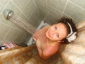 Русская сисястая девушка купается в ванной, мечтая о большом пенисе - фото #8