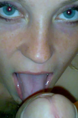 Blue-eyed Russian hottie sucking a hairy cock with passion — photo 4