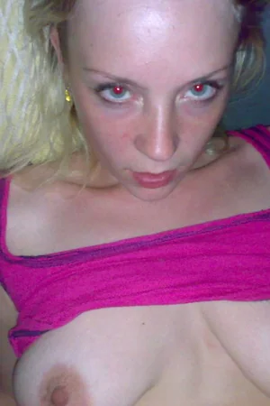Blue-eyed Russian hottie sucking a hairy cock with passion — photo 6
