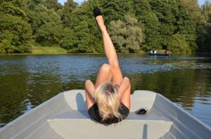 На лодке русская блонда оказалась без трусиков и повела себя очень вызывающе - фото #3