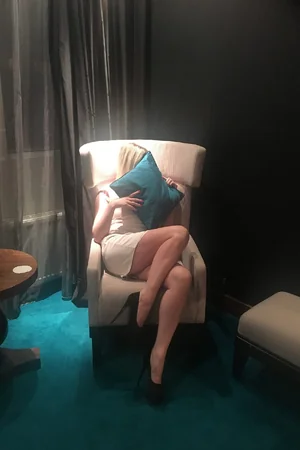 Russian blonde goes commando on a boat and gets naughty — photo 9