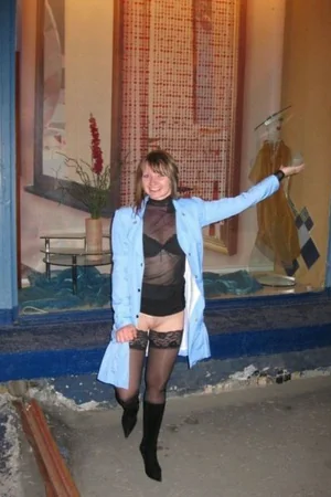 Exhibitionist flashing her naked body in the night streets — photo 1