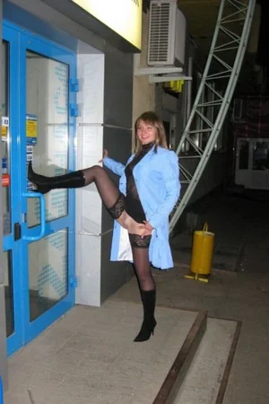 Exhibitionist flashing her naked body in the night streets — photo 10