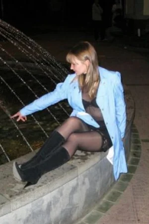 Exhibitionist flashing her naked body in the night streets — photo 12
