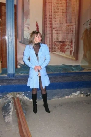 Exhibitionist flashing her naked body in the night streets — photo 13