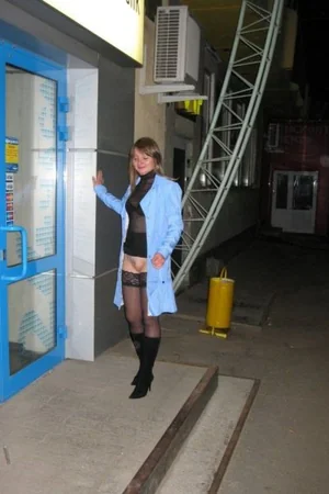 Exhibitionist flashing her naked body in the night streets — photo 14