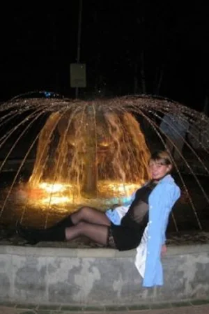 Exhibitionist flashing her naked body in the night streets — photo 17