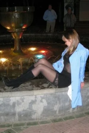 Exhibitionist flashing her naked body in the night streets — photo 4