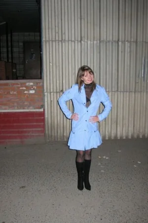 Exhibitionist flashing her naked body in the night streets — photo 5