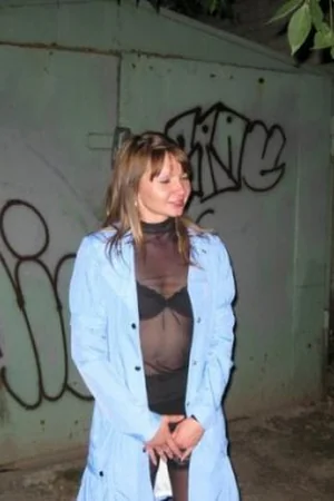 Exhibitionist flashing her naked body in the night streets — photo 6