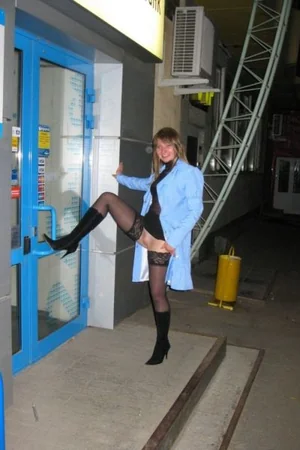 Exhibitionist flashing her naked body in the night streets — photo 8