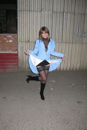 Exhibitionist flashing her naked body in the night streets — photo 9