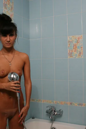 Mature Lyudmila poses naked before taking a hot jacuzzi bath — photo 1