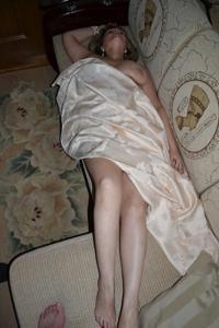 Слегка полноватая женщина Светлана показывает тело в доме и во дворе - фото #11