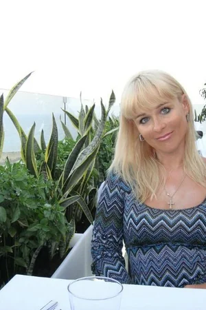 Blonde MILF on Vacation Shows Body in Hotel Room — photo 1