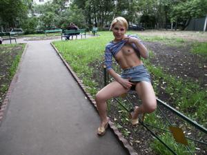 Русская блондинка во дворе поднимает юбку и показывает письку - фото #15