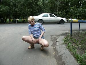Русская блондинка во дворе поднимает юбку и показывает письку - фото #8