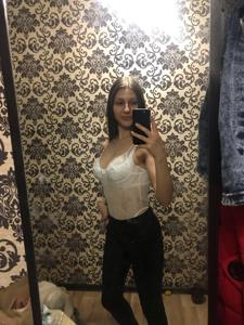 Худенькая студентка примеряет эротичные наряды перед зеркалом - фото #11