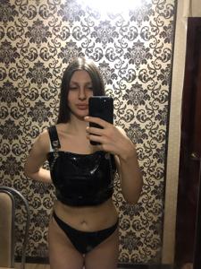 Худенькая студентка примеряет эротичные наряды перед зеркалом - фото #15