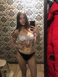 Худенькая студентка примеряет эротичные наряды перед зеркалом - фото #20